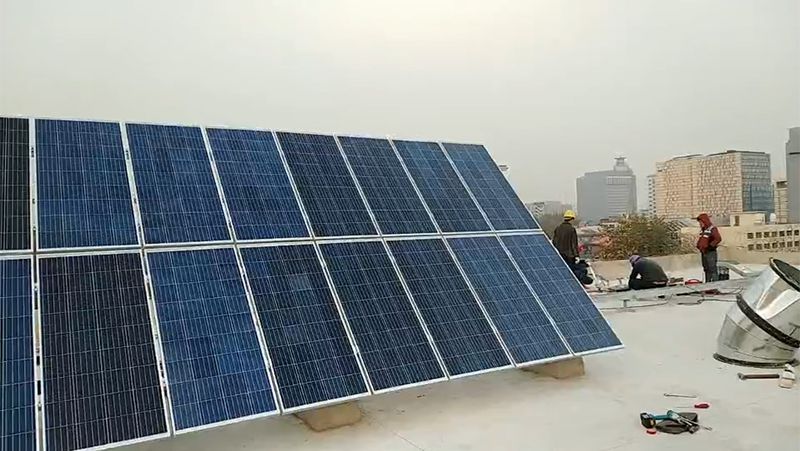 Установка солнечных батарей в строительных участках
